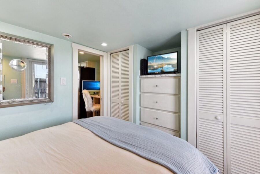 19-web-or-mls-S I-35 Frontage Rd-019