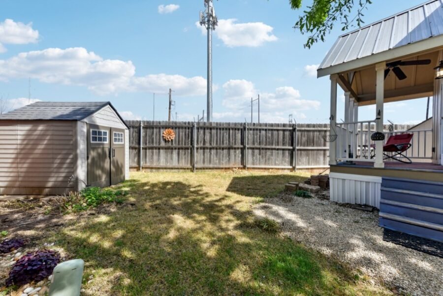 24-web-or-mls-S I-35 Frontage Rd-024