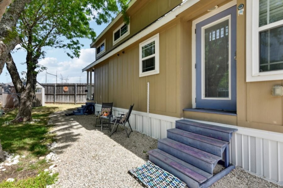 3-web-or-mls-S I-35 Frontage Rd-003