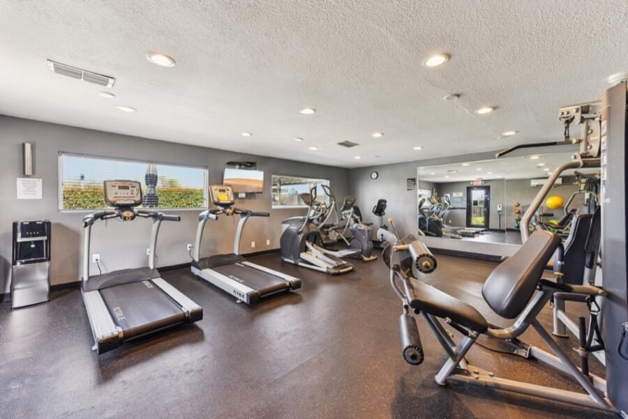 30-web-or-mls-S I-35 Frontage Rd-904