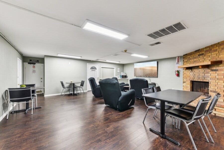 32-web-or-mls-S I-35 Frontage Rd-906