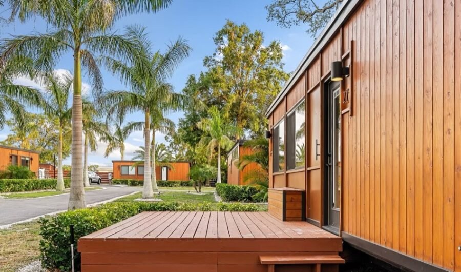 eBoho XL Tiny House Palm Court 001