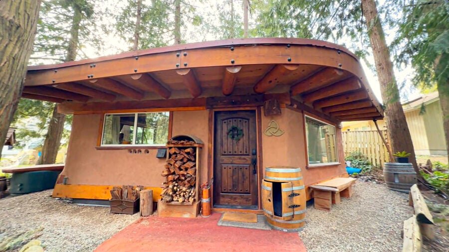 exploring-alternatives-hobbit-house-photo-1-900x506-1 Wobbly Hobbit Exterior - Exploring Alternatives