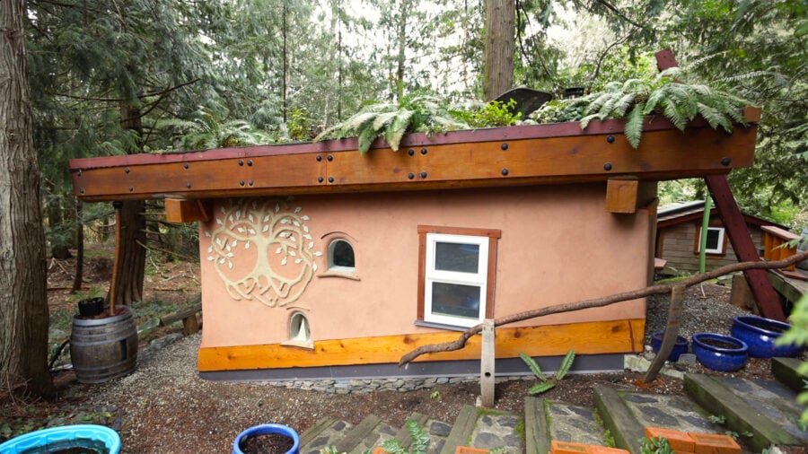 exploring-alternatives-hobbit-house-photo-2-900x506-1 Wobbly Hobbit Exterior Side - Exploring Alternatives