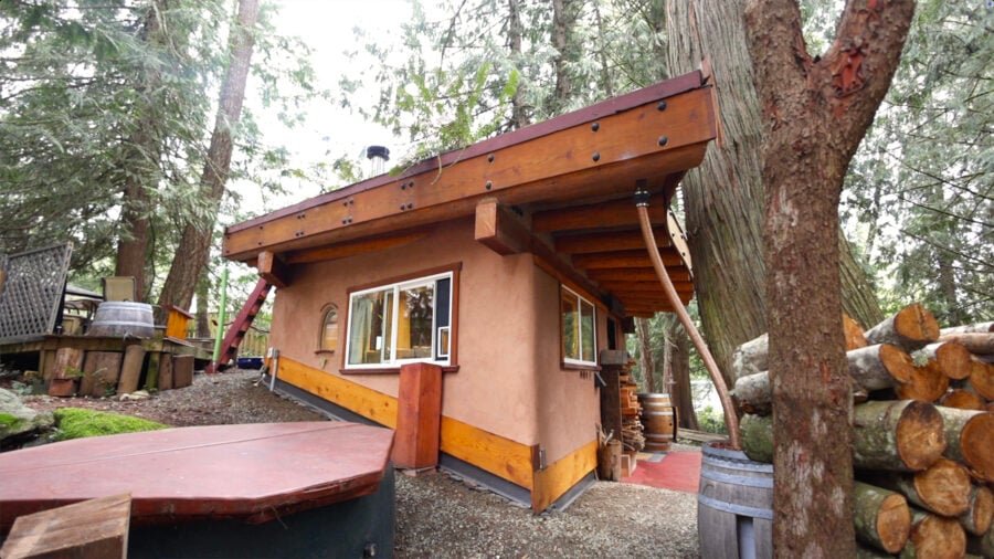 exploring-alternatives-hobbit-house-photo-3-900x506-1 Wobbly Hobbit Exterior Side Angle - Exploring Alternatives