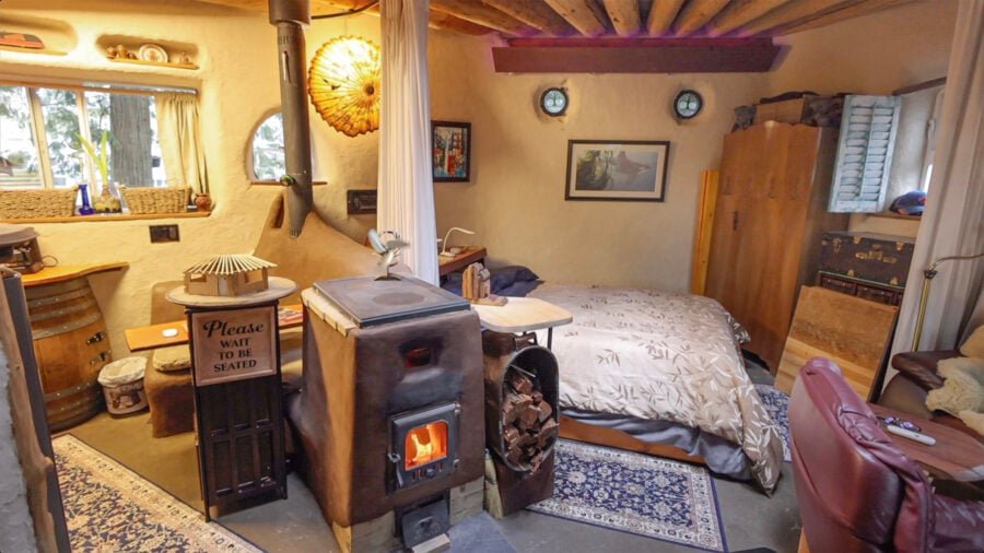 exploring-alternatives-hobbit-house-photo-4-900x506-1 Wobbly Hobbit Interior Bedroom - Exploring Alternatives