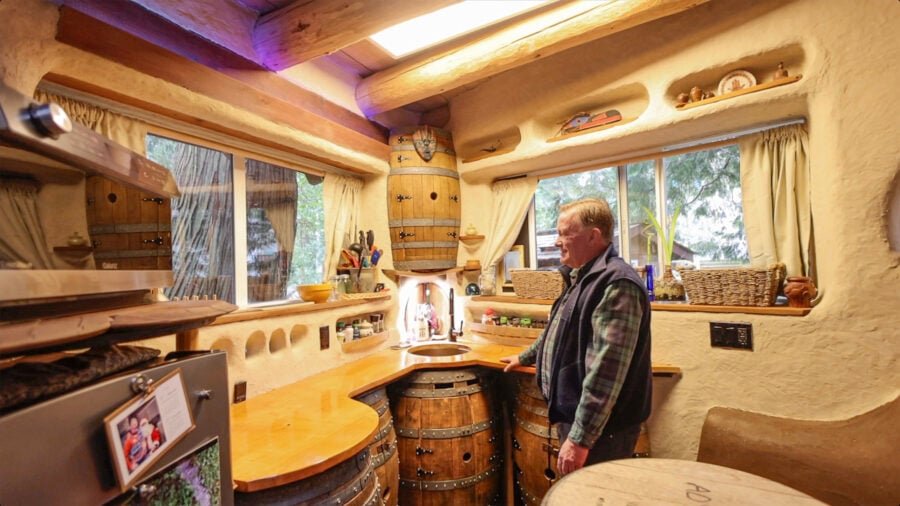 exploring-alternatives-hobbit-house-photo-5-900x506-1 Wobbly Hobbit Interior Kitchen - Exploring Alternatives