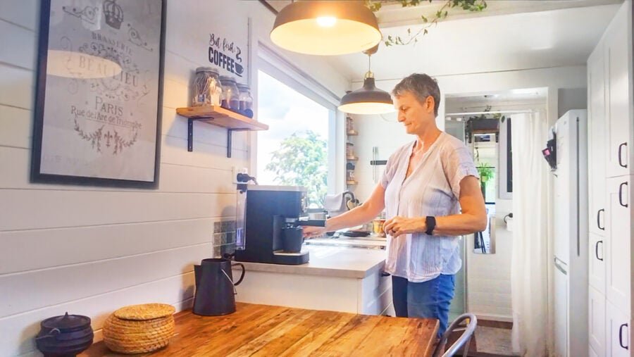 exploring-alternatives-woman-moves-into-a-tiny-house-to-reduce-expenses-make-retirement-affordable-photo-2-900x507-1 Woman Moves into a Tiny House to Reduce Expenses and Make Retirement Affordable - Exploring Alternatives and Anne-Marijke 3
