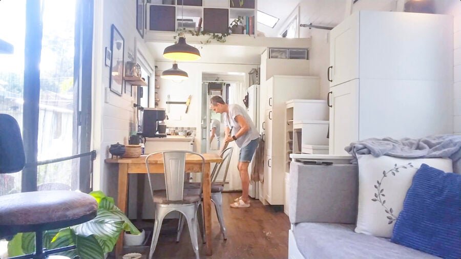 exploring-alternatives-woman-moves-into-a-tiny-house-to-reduce-expenses-make-retirement-affordable-photo-3-900x506-1 Woman Moves into a Tiny House to Reduce Expenses and Make Retirement Affordable - Exploring Alternatives and Anne-Marijke 2
