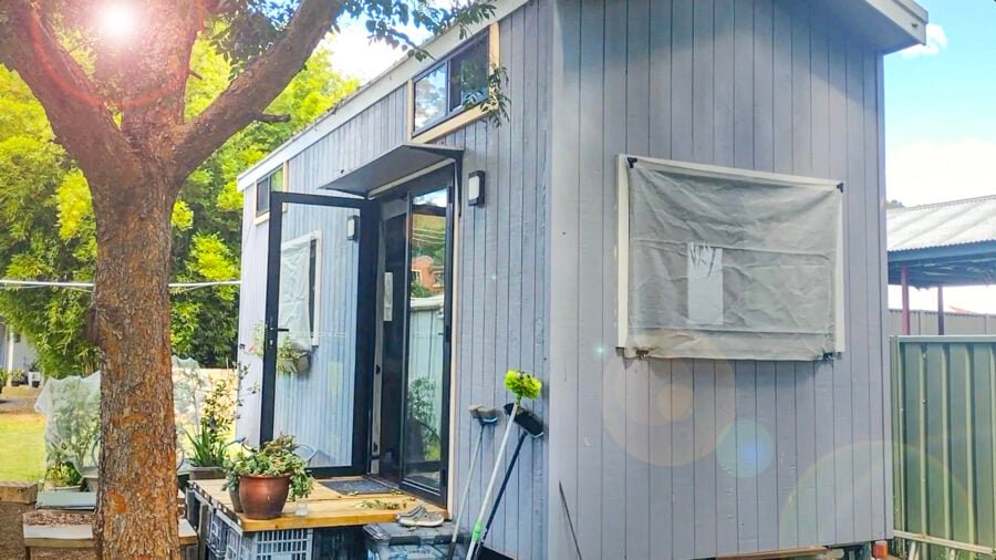 exploring-alternatives-woman-moves-into-a-tiny-house-to-reduce-expenses-make-retirement-affordable-photo-4-900x506-1 Woman Moves into a Tiny House to Reduce Expenses and Make Retirement Affordable - Exploring Alternatives and Anne-Marijke 1